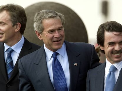 De izquierda a derecha: Tony Blair, George W. Bush y José María Aznar, juntos en las Azores en 2003. 