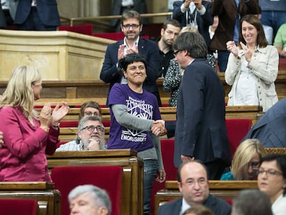 Puigdemont encaixa la mà amb la diputada de la CUP Anna Gabriel.