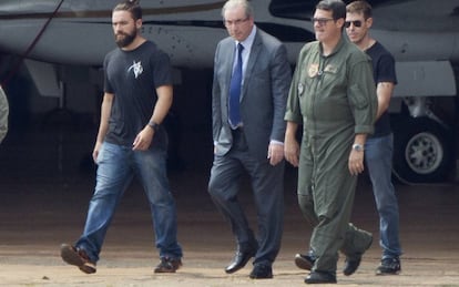 Cunha é escoltado a avião que o levou a Curitiba.