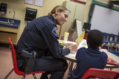 Una polic&iacute;a acude al programa de lectura para ni&ntilde;os en Camden. 