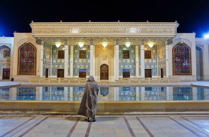 Una de las tumbas del mausoleo de Sah Cheragh, importante templo de peregrinaje en la ciudad de Shiraz.