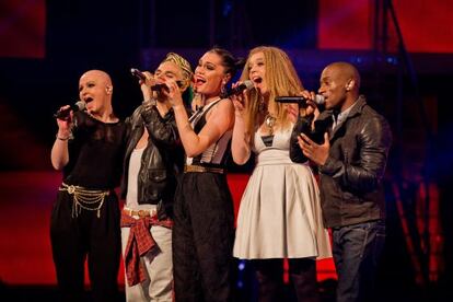 Varios concursantes del equipo de la cantante Jessie J actuan junto a su mentora (en el centro)