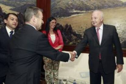 El presidente del Gobierno de Canarias, Paulino Rivero (2i), conversa con el presidente del Cabildo de Tenerife, Ricardo Melchior (d), el alcalde de Santa Cruz de Tenerife, José Manuel Bermúdez (i) y la delegada del Gobierno en Canarias, María del Carmen Hernández Bento, momentos antes del inicio de la III Jornada de Turismo.