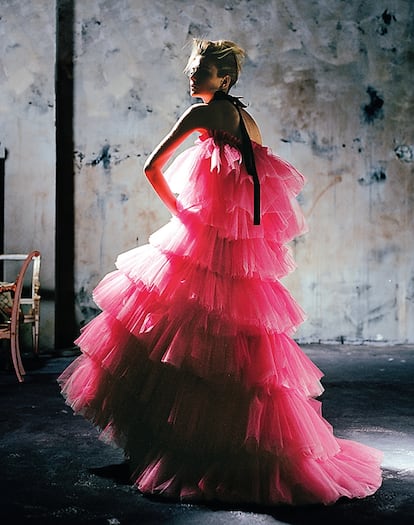 Una modelo con un vestido de Agatha Ruiz de la Prada fotografiada por Outumuro para 'Marie Claire'