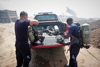 La empresa que opera el vertedero, Urbalia Panamá S.A., ha pedido a las autoridades que investiguen "la presencia de manos criminales" en el surgimiento del incendio. En la imagen, dos bomberos se preparan para combatir el fuego en el Cerro Patacón.