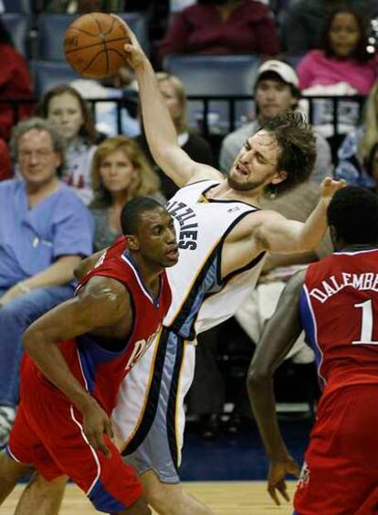 Gasol choca con Young en el partido contra Filadelfia.