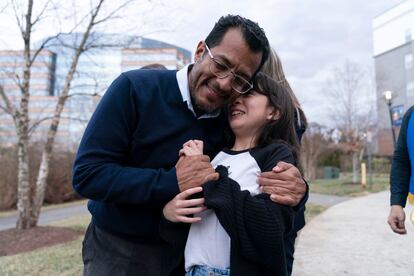 Félix Maradiaga abraza a su hija, Alejandra, al llegar desde Nicaragua a el aeropuerto de Dulles, a las afueras de washington D.C