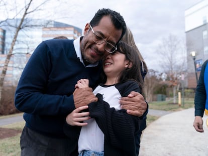 Félix Maradiaga abraza a su hija, Alejandra, al llegar desde Nicaragua a el aeropuerto de Dulles, a las afueras de washington D.C., el 9 de febrero de 2023.