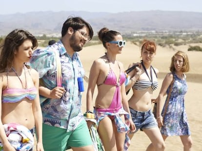 Los protagonistas de la película 'Cómo sobrevivir a una despedida' durante el rodaje en la playa de Maspalomas, en Gran Canaria.