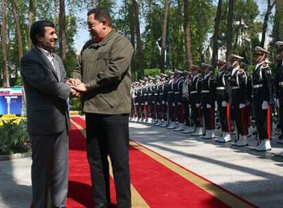 El presidente iraní, Mahmud Ahmadineyad, saluda a su llegada a Teherán al presidente venezolano, Hugo Chávez