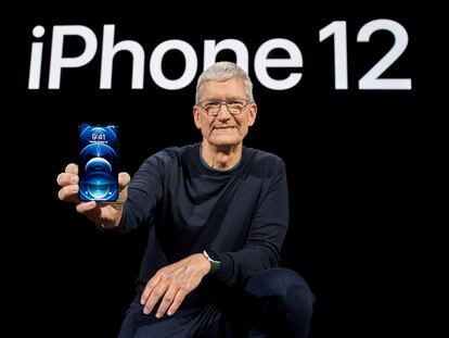 El consejero delegado de Apple, Tim Cook, con el iPhone 12.