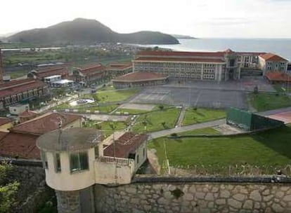 Vista exterior del penal de El Dueso, en la localidad cántabra de Santoña.