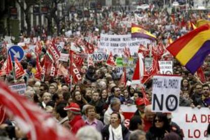 La manifestación con motivo del Primero de Mayo a su paso por la calle de Alcalá en su recorrido desde Neptuno hasta Sol. EFE/J. J. Guillén