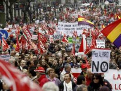 La manifestación con motivo del Primero de Mayo a su paso por la calle de Alcalá en su recorrido desde Neptuno hasta Sol. EFE/J. J. Guillén