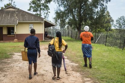 En la clínica Sukuma Sahke del distrito de Lugu está de guardia Slindile Majola, agente de salud de 31 años (en el centro), y ella cuenta cómo se trabaja ahora que la covid-19 ha hecho que la gente se quede en su casa: la idea es descongestionar las clínicas, así que sus tres compañeras y ella se turnan: una se queda en la clínica y otra se va en coche a las casas de los pacientes. “Vamos a ver a unas tres familias de la zona cada vez, pero si hay más casas que nos pillan de camino, paramos y hacemos toda la revisión”.