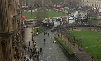 Momento en el que la policía abate al terrorista de Londres (centro). A la derecha, el agente asesinado.