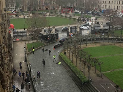 Momento en el que la policía abate al terrorista de Londres (centro). A la derecha, el agente asesinado.