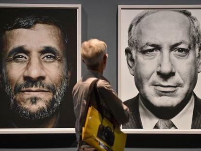 Dos retratos del presidente iran&iacute; Mahmud Ahmadineyad y el primer ministro Benjam&iacute;n Netanyahu en la exposici&oacute;n Caras del Poder en Colonia, Alemania.
