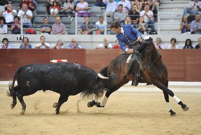 Pablo Hermoso de Mendoza, en un lance a su primer toro.