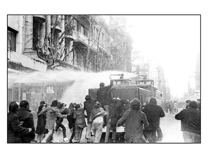 Los manifestantes se enfrentan a un carro lanza agua el 9 de julio de 1973. Ese día miles de personas llenaron la principal avenida de Montevideo para manifestarse contra el golpe de Estado del 27 de junio. Fueron reprimidos y detenidos. 