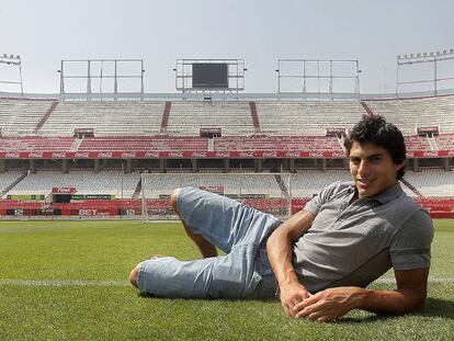 Perotti posa sobre el césped del estadio Sánchez Pizjuán tras el entrenamiento de ayer.
