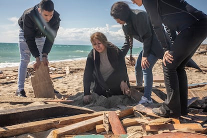 Laila Temori (47), residente en Alemania, busca restos de sus familiares entre los escombros del barco, el 2 de marzo en Steccato di Cutro.