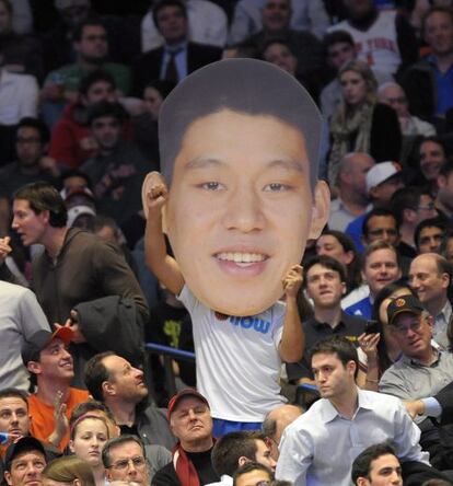 Aupado a la fama cuando hace tres semanas pedía una oportunidad para disputar algún minuto, la historia de Lin es un fenómeno mediático y su rostro, uno de los más reconocidos de la NBA.