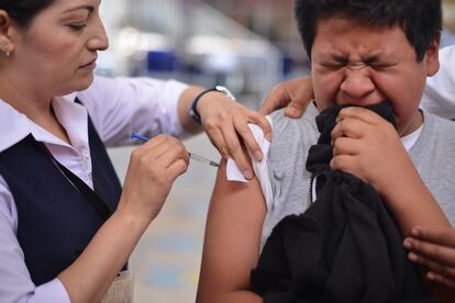 Enfermeras de los Servicios de Salud del Gobierno  de la Ciudad de México vacunan a niños en el año 2015.