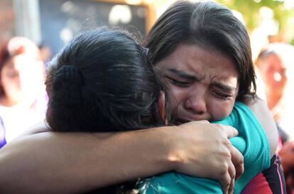 Cortez abraça a sua mãe, depois de sair da prisão.