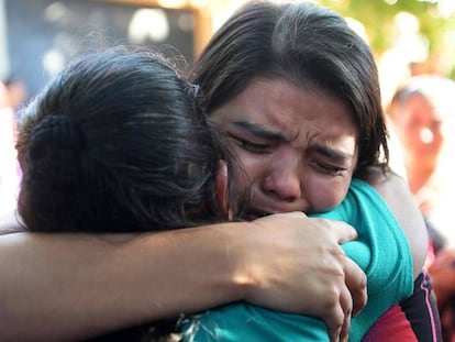 Cortez abraça a sua mãe, depois de sair da prisão.