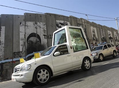 El papamóvil a su paso por la barrera israelí de Cisjordania