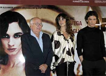 Vicente Aranda, Paz Vega y Leonardo Sbaraglia, durante la presentación de la película.