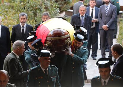 El féretro con los restos mortales del fiscal general del Estado, José Manuel Maza, a su la llegada a la capilla ardiente instalada en la Fiscalía General del Estado.