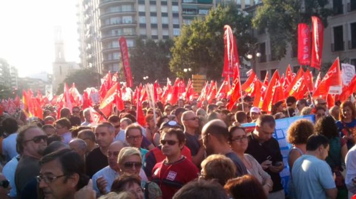 Miles de personas salen a la calle contra los recortes del Gobierno ...