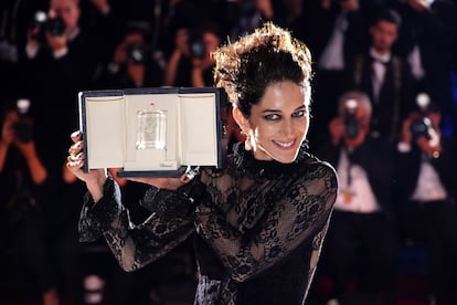 Zar Amir Ebrahimi, mejor actriz por 'Holy Spider', mostrando su premio. 