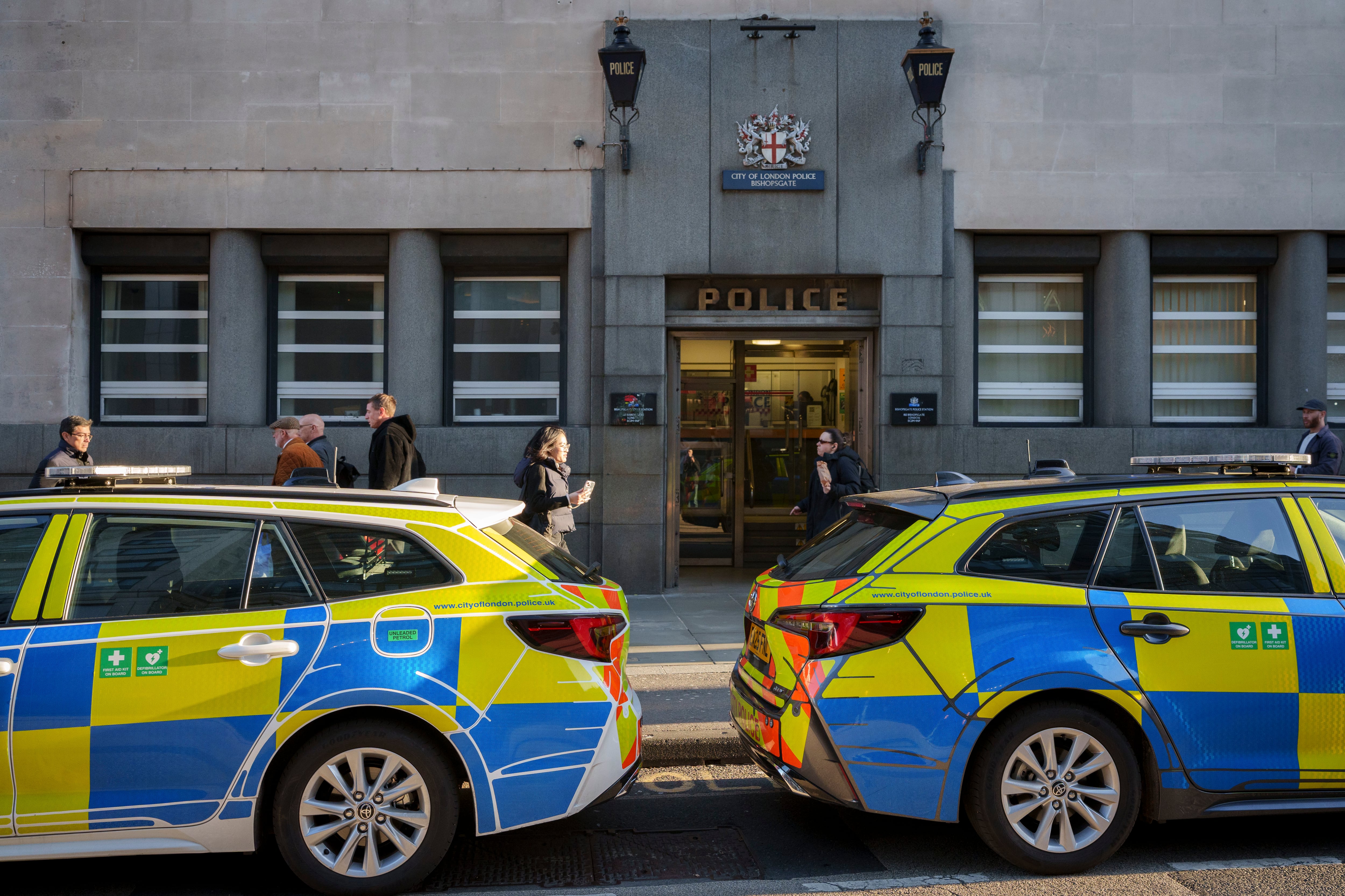 Seis hombres acusados de drogar y violar durante 13 años a la pareja de uno de ellos en Reino Unido