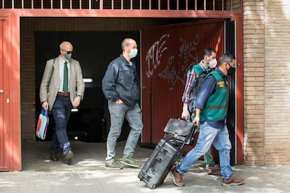 Miembros de la Guardia Civil preparan el dispositivo frente a la casa del exsubdelegado del Gobierno en Valencia, Rafael Rubio, tras el registro efectuado en su domicilio el pasado jueves.
