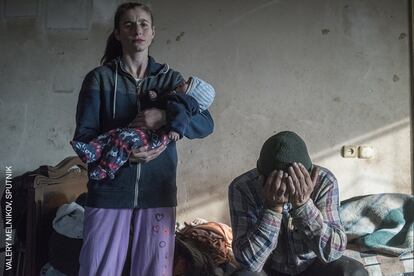 Azat Gevorkyan e sua esposa Anaik são fotografados antes de deixar sua casa em Lachin, Nagorno-Karabakh, o último distrito a ser devolvido ao controle do Azerbaijão após a Segunda Guerra do Nagorno-Karabakh. O conflito entre os grupos étnicos da Armênia e do Azerbaijão pela disputada região de Nagorno-Karabakh, no sul do Cáucaso, foi retomado em setembro, após um hiato de 30 anos.