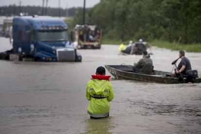 Un miembro de los servicios de emergencia ayuda en las labores de evacuación, el 29 de agosto en Houston.