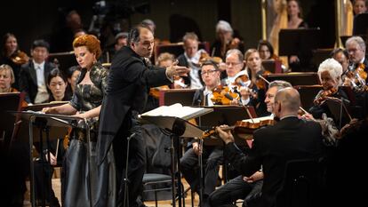 La mezzosoprano Ekaterina Gubanova (de pie a la izquierda), el director Tugan Sokhiev (en el centro) y músicos de la Filarmónica de Múnich, el pasado viernes en Leipzig.