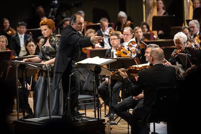 La mezzosoprano Ekaterina Gubanova (de pie a la izquierda), el director Tugan Sokhiev (en el centro) y músicos de la Filarmónica de Múnich, el pasado viernes en Leipzig.