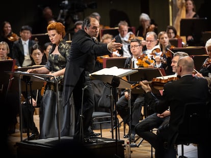 La mezzosoprano Ekaterina Gubanova (de pie a la izquierda), el director Tugan Sokhiev (en el centro) y músicos de la Filarmónica de Múnich, el pasado viernes en Leipzig.
