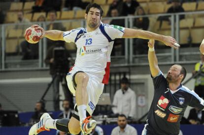 Nikola Karabatic se dispone a lanzar sobre un defensor esloveno.