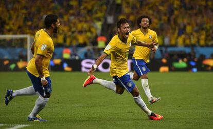 Neymar celebra uno de los tantos de Brasil.