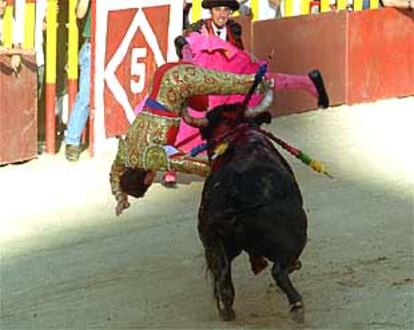 El primer novillo voltea a Sergio Aguilar, que resultó con lesiones de pronóstico reservado.