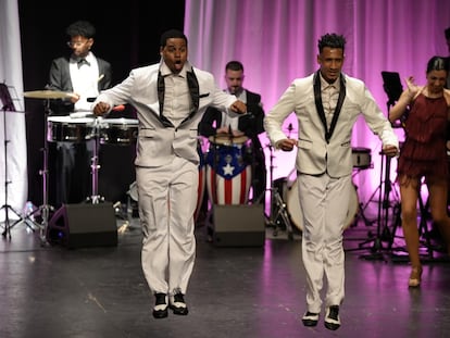 Dos bailarines del musical 'Sonido Bestial', que cuenta la historia de la salsa desde sus orígenes.
