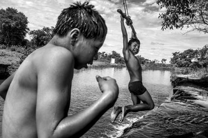 Niños nativos juegan en la laguna de Panambizinho, un área indígena demarcada por el Gobierno en 2014, tras más de 40 años de lucha y resistencia.