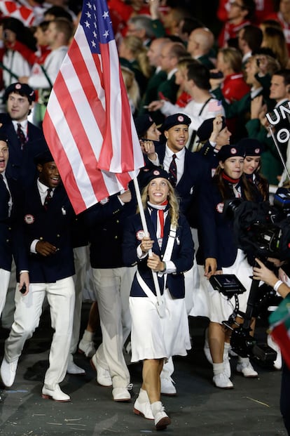 Con su elegante traje de Ralph Lauren, la esgrimista Mariel Zagunis fue la encargada de llevar la bandera estadounidense.