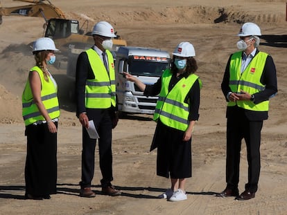 De izquierda a derecha, Ana Dávila, exviceconsejera de Asistencia Sanitaria de la Comunidad de Madrid; el subdirector de Infraestructuras Sanitarias, José Antonio Martín; la presidenta de la Comunidad, Isabel Díaz Ayuso; y el consejero de Sanidad, Enrique Ruiz Escudero durante una visita a las obras del nuevo Hospital de Emergencias Isabel Zendal, en Madrid.