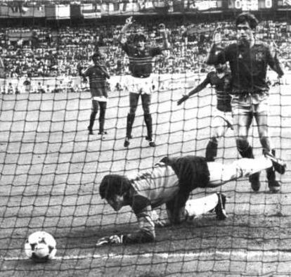 Arconada recibe el primer gol ante Francia en 1984.